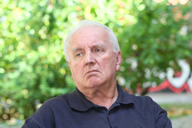 Прекинута златна нит сатире